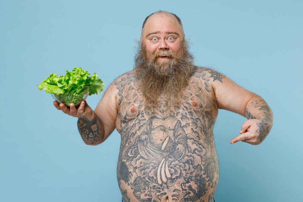 Wo schauen wir zuerst drauf, den Salat, den Bauch oder die Tattoos? (Foto: Foto: Shutterstock/ ViDI Studio)